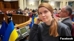 «Червоні лінії існують. Пані Безугла не може залишатись на посаді заступника голови комітету з питань національної безпеки, оборони та розвідки. Крапка», – написав ініціатор постанови 