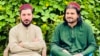 ګیله من وزیر (له ښي لوري لومړی) د پي ټي اېم له مشر منظور پشتین سره ناست دی - پخوانی انځور. 