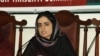 ماهرنګ بلوڅه په یوه خبري غونډه کې وینا کوي - پخوانی انځور 