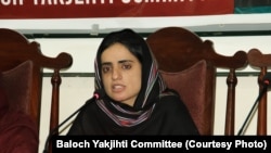 ماهرنګ بلوڅه په یوه خبري غونډه کې وینا کوي - پخوانی انځور 