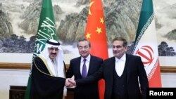 د سعودي عرب او ایران لوړپوړي چارواکو د چین په مینځګړتوب تر خبرو وروسته یو بل ته لاسونه ورکړي دي - د مارچ ۱۰مې انځور.