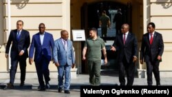Зліва направо: прем’єр-міністр Єгипету Мустафа Мадбулі, президент Сенегалу Макі Салл, президент Союзу Коморських островів Азалі Ассумані, президент України Володимир Зеленський, президент ПАР Сиріл Рамафоса і президент Замбії Хакаінде Хічілема. Київ, 16 червня 2023 року 