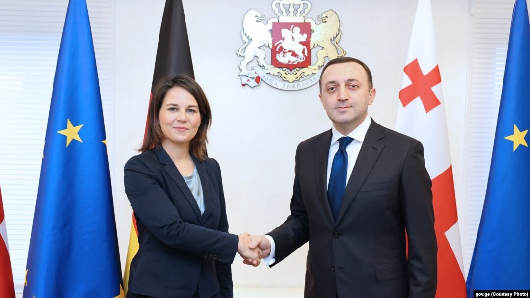 გერმანიის საგარეო საქმეთა მინისტრი ანალენა ბერბოკი, საქართველოს პრემიერ-მინისტრი ირაკლი ღარიბაშვილი.