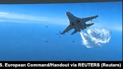 Російський літак Су-27 скидає паливо на безпілотний літак розвідки ВПС США MQ-9 над Чорним морем, намагаючись, очевидно, засліпити або пошкодити його, 14 березня 2023 року. Скріншот з відео
