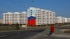 Мариуполь, нововозведенные российские дома с агитационными муралами, сентябрь 2023 года