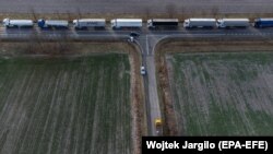 Проте, за словами речника ДПСУ, деяка кількість вантажівок перетинає кордон, найбільш інтенсивний рух на напрямку пункту «Краковець»