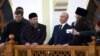 Президент Росії Володимир Путін (у центрі) разом із главою Чечні Рамзаном Кадировим (другий ліворуч) відвідує мечеть у Грозному, 20 серпня 2024 року