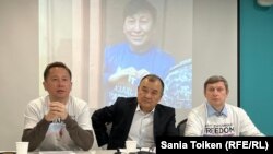 Слева направо: член оргкомитета «Алға, Қазақстан!» Асет Абишев, адвокат Меиржан Доскараев, правозащитник Сергей Измайлов на пресс-конференции. Астана, 5 декабря 2023 года 