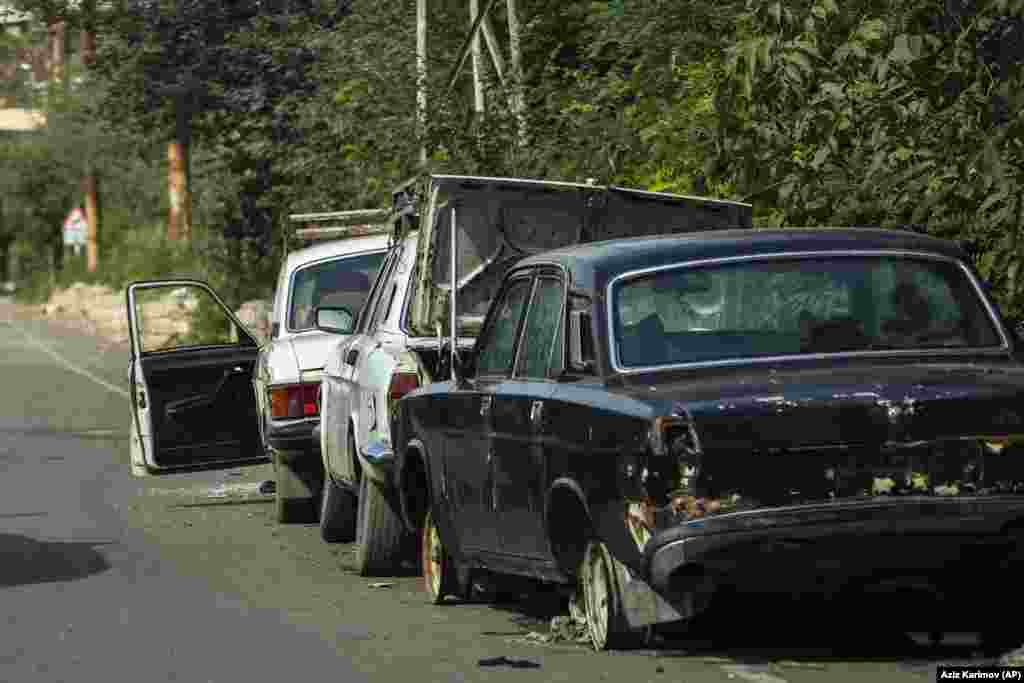 Napušteni automobili na ulici u Xankendiju. Nakon šest godina borbi okončanih 1994. poslije raspada Sovjetskog Saveza, Nagorno-Karabah je došao pod kontrolu etničkih armenskih snaga, uz potporu Armenije, a oko milion azerbejdžanskih stanovnika postali su izbjeglice.