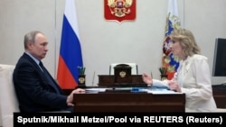 Російський президент Володимир Путін і уповноважена при президенті Росії з прав дитини Марія Львова-Бєлова. 17 березня 2023 року Міжнародний кримінальний суд (МКС) видав ордер на їх арешт