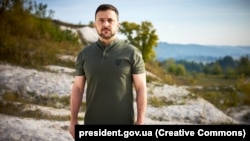 Президенти Украина Владимир Зеленский табрикоташро дар вилояти Суми, дар наздикии ҷое сабт кард, ки 6 августи соли 2024 нерӯҳои мусаллаҳи Украина ба вилояти Курски Русия ҳамла карданд 