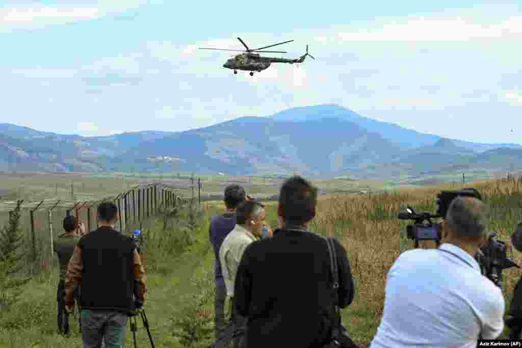 Međunarodna skupina novinara snima vojni helikopter ruskih mirovnih snaga dok leti iznad polja u blizini Xankendija 2. oktobra. Armenske vlasti optužile su ruske mirovnjake, koje su bile raspoređene u Nagorno-Karabahu nakon rata 2020., da su stajale po strani te nisu uspjele zaustaviti napad Azerbejdžana. Moskva je optužbe odbacila, tvrdeći da njezine trupe nisu imale mandat za tu intervenciju.