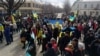 Проукраїнський мітинг у місті Новій Каховці, що розташоване поруч із Каховкою, 6 березня 2022 року