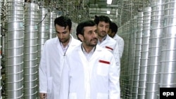 محمود احمدی‌نژاد در بازدید از مرکز غنی‌سازی نطنز