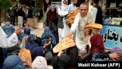 پس از تسلط طالبان به قدرت در افغانستان، به دلیل بیکاری و مشکلات اقتصادی هر روز به صف افراد نیازمند و گرسنه افزوده میشود.
