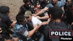 Столкновения протестующих с полицией 30 мая 2022 г․