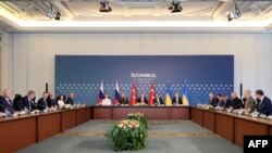 Члены украинской (справа), российской (слева) и турецкой (в центре) делегаций во время второй встречи в Стамбуле, 2 июня 2025 года