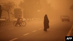 نمایی از شهر اهواز که با بحران پدیده گردوغبار، قطعی آب و برق و مخابرات روبروست.