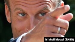 Президент Франції Емманюель Макрон перед зустріччю з президентом Россії Володимиром Путіним, 19 серпня 2019 року