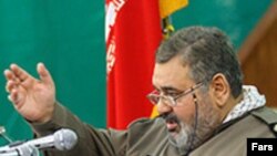 اين نخستین بار است که یک مقام نظامی جمهوری اسلامی ایران با موقعیت حسن فیروز آبادی به «محتکران و گرانفروشان» در هشدار می دهد. (عکس: فارس)