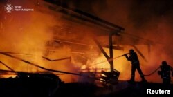 Рятувальники гасять пожежу, що виникла після одного з попередніх ударів РФ по Полтавщині, березень 2025 року