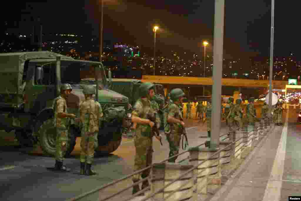 نیروهای ارتش راه پل بسفور را مسدود کرده اند.&nbsp;