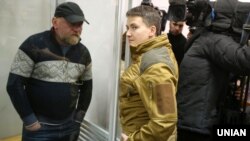 Володимир Рубан (л) і депутат Верховної Ради Надія Савченко в суді, 9 березня 2018 року