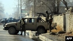 NDS территориясына кіреберісте тұрған ауған қауіпсіздік қызметкерлері.
