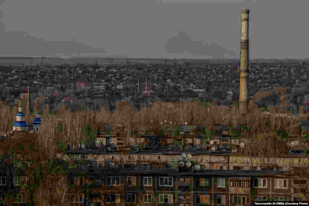 Kosteantînivka, regiunea Donețk, mai 2025.La orizont se vede Chasiv Yar, una dintre direcțiile din care armata rusă înaintează spre oraș. Autoritățile locale din Kosteantînivka spun că în oraș au mai rămas aproximativ 9.000 de persoane din cele 67.000 care locuiau aici înainte de invazia rusă pe scară largă.