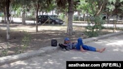 Рабочий-строитель спит на улице. Ашгабат, 1 июня 2015 года.