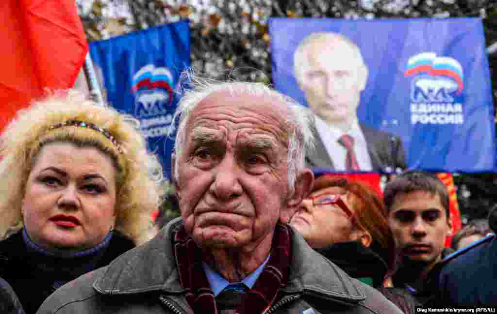 На мітингу було багато символіки &laquo;Єдиної Росії&raquo; і портрети Володимира Путіна 