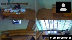 На снимке с экрана — судья, секретарь судебного заседания и пустые скамьи в зале судебного заседания по резонансному делу 13 активистов, который рассматривался судом в Алматы в режиме онлайн. Август 2021 года