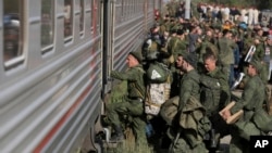 Російські новобранці сідають у потяг у Волгоградській області. Чи зможе Москва, маючи у своєму розпорядженні більше людських ресурсів, перемогти Київ у затяжному конфлікті? 