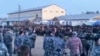 Сотрудники правоохранительных органов и заключенные в колонии в Ангарске Иркутской области, где произошел бунт заключенных, 10 апреля 2020 года.