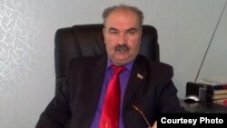 Станислав Кочиев по-прежнему приходит каждое утро, как на работу, в свой предвыборный штаб