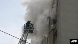 Пожежники гасять пожежу в житловому будинку після удару російського безпілотника в Харкові, 7 липня 2025 року