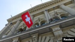 «За» проголосували 123 швейцарські парламентарі, 58 були «проти» і 7 утрималися.
