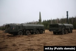 Машыны з ракетнага комплексу «Іскандэр» на асіповіцкім вайсковым палігоне. 1 лютага 2023 году