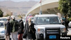 جنگجویان حوثی در ایستگاه بازرسی در نزدیکی صنعا، پایتخت یمن