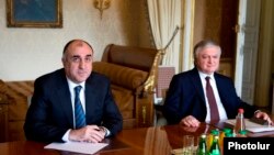 Министры иностранных дел Армении и Азербайджана - Эдвард Налбандян (справа) и Эльмар Мамедъяров (архив)