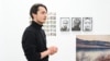 Ýadykar Ibraimow Beyond the Silence («Ümsümlikden aňyrda») sergisinde we onuň eserleri. Almaty, 2024-nji ýylyň noýabry. Roman Ýegorowyň fotosy
