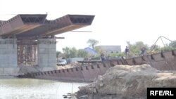 Апат орнында көпірдің құлаған бөлігін көтеру жұмыстар жүргізіліп жатыр. Атырау, қазан, 2009 жыл.