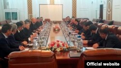 Акс аз вебсайти ҳукумати Қирғизистон.