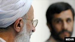 محمود احمدی نژاد (راست) همراه با محمد تقی مصباح یزدی، پدر معنوی دولت های نهم و دهم. محمد جواد اکبرین معتقد است که دولت محمود احمدی نژاد همسویی نزدیکی با تفکرات انجمن حجتیه دارد.