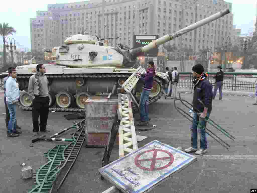 Танкларга киртә кору, Каһирә, 29 гыйнвар 2011