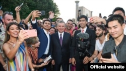 Несмотря на то, что президент Шавкат Мирзияев заверил блогеров в поддержке, за последний год в Узбекистане были осуждены около десяти блогеров.