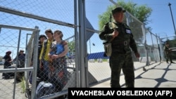 КПП «Достук» на кыргызско-узбекской границе, май 2017 года.