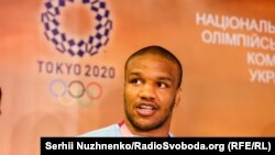 «Мені цікаво, чи українець я для своєї держави, які критерії патріотизму існують в ній?! Наскільки олімпійський чемпіон може себе безпечно почувати в своїй Батьківщині» – запитав Беленюк
