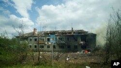 Пошкоджений житловий будинок після російського авіаудару у Вовчанську, 11 травня 2024 року.