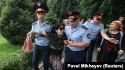 Polisiýa prezidentlik saýlawlarynyň netijelerine garşy protest geçirýän oppozisiýa goldawçylaryny saklaýar. Akmaty ş, 10-njy iýun, 2019 ý